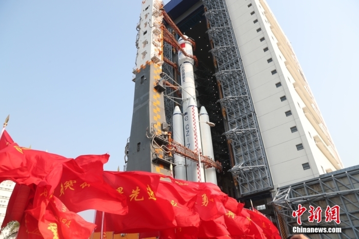圖為轉(zhuǎn)運現(xiàn)場。攝影 邱立軍 黃國暢