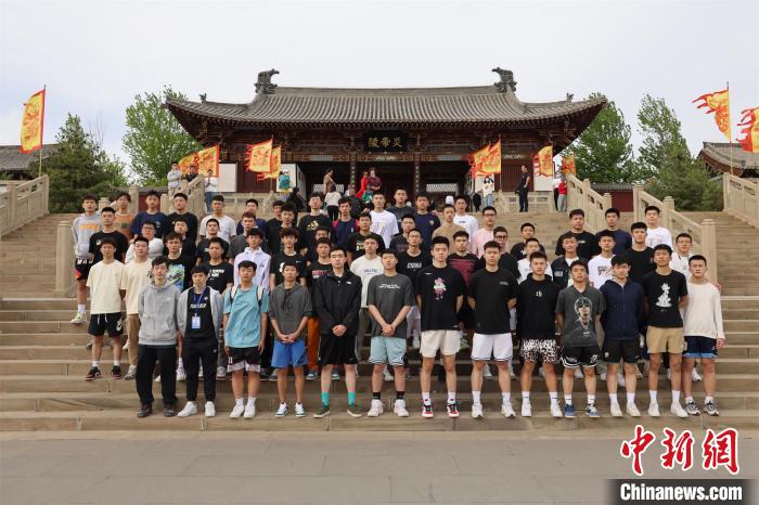 比賽結(jié)束后，兩岸學(xué)生參訪高平炎帝陵?！≈鬓k方供圖