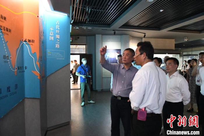 圖為蔡達峰一行在合浦漢代文化博物館考察。　林浩 攝