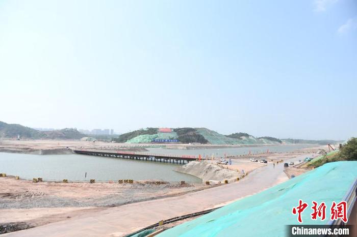 圖為平陸運河青年樞紐工程項目現(xiàn)場?！×趾?攝