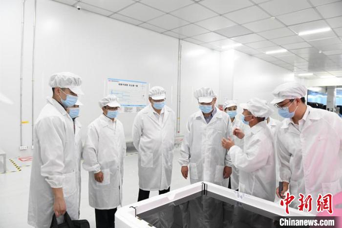 圖為蔡達峰一行在惠科電子(北海)科技產(chǎn)業(yè)園調(diào)研?！×趾?攝