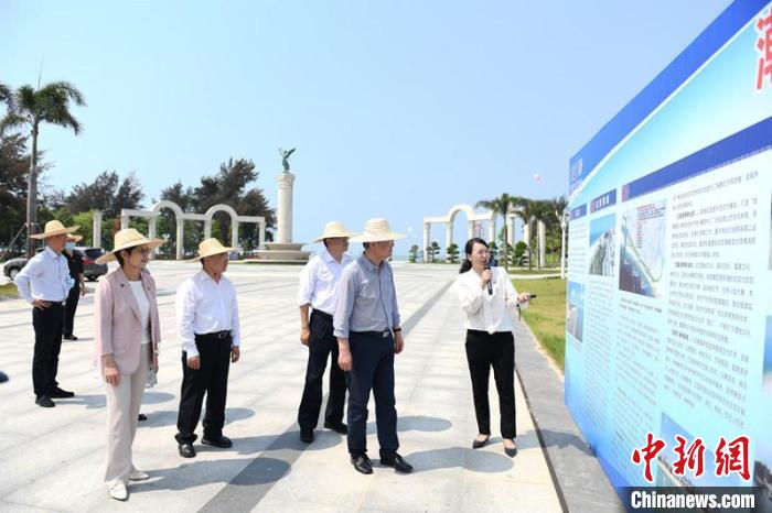 圖為蔡達峰一行了解北海銀灘景區(qū)改造提升工程情況?！×趾?攝