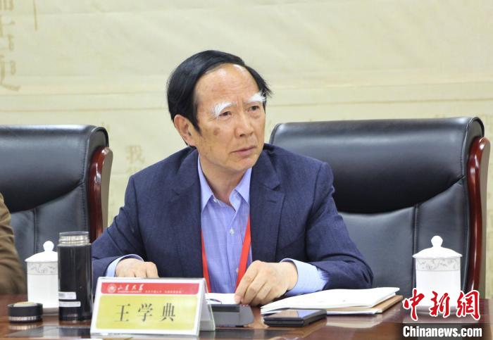 山東大學(xué)儒學(xué)高等研究院執(zhí)行院長、《文史哲》雜志主編王學(xué)典主持首場主題發(fā)言?！≮w曉 攝