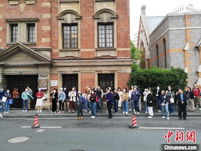 新階層人士走讀“外灘源”?！》队畋?攝