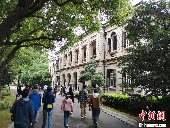 新階層人士參觀英國駐滬領(lǐng)事館?！》队畋?攝