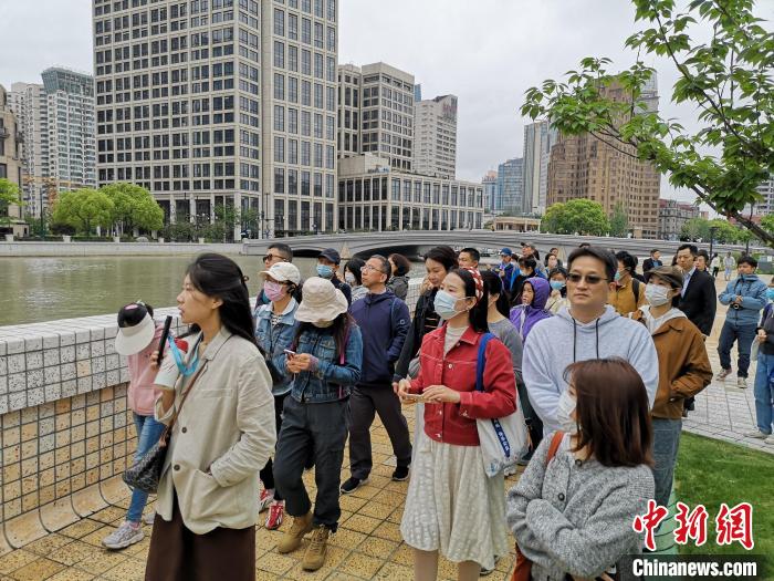 新階層人士走讀黃浦蘇州河沿岸?！》队畋?攝
