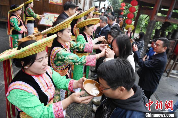 楓香瑤寨村民用攔門酒熱情迎接客人?！钊A峰 攝