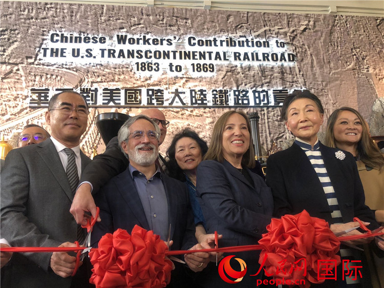 圖為（從右到左）方李邦琴、加州副州長康依蓮、舊金山市議長佩斯金、中國駐舊金山副總領(lǐng)事潘慶江在剪彩。人民網(wǎng)記者 鄧圩攝