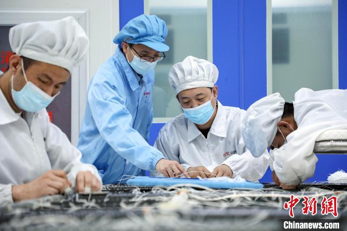 中國電科研究人員開展半剛性太陽電池陣相關研究測試。　中國電科 供圖
