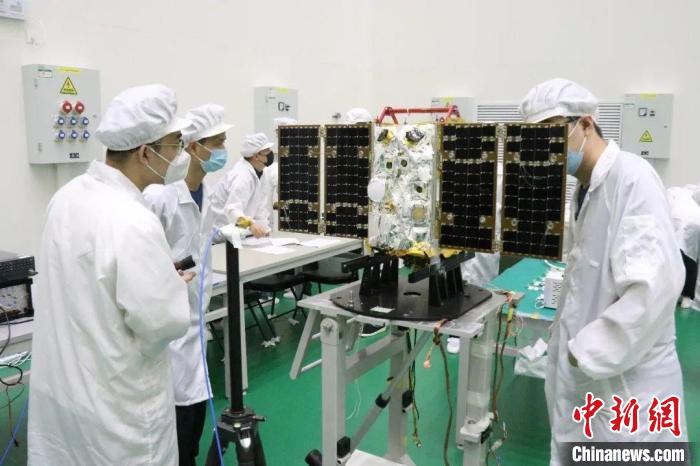 圖為大連1號—連理衛(wèi)星試驗中?！〈筮B理工大學供圖