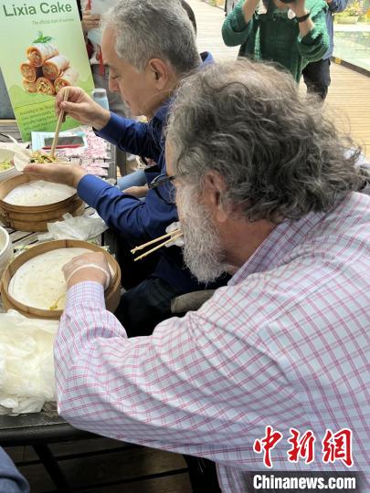 外交官們體驗(yàn)做立夏餅?！∪A東師范大學(xué)供圖