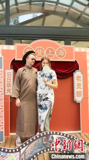 外交官們的上海風(fēng)韻時(shí)裝秀?！∪A東師范大學(xué)供圖