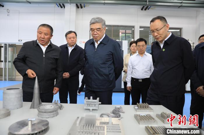 民進中央常務副主席朱永新率調(diào)研組赴四川開展重點考察調(diào)研。圖為在四川工程職業(yè)技術學院考察調(diào)研?！∶襁M中央供圖