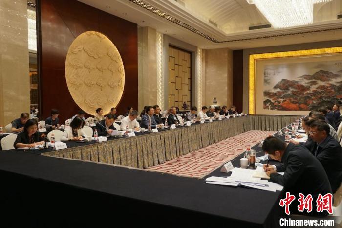 民進中央主席蔡達峰近日率調(diào)研組赴江蘇開展重點考察調(diào)研。圖為在調(diào)研座談會現(xiàn)場。　民進中央供圖