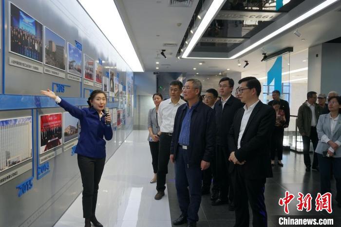 民進中央主席蔡達峰近日率調(diào)研組赴江蘇開展重點考察調(diào)研。圖為在江陰實地考察雙良集團有限公司?！O權 攝