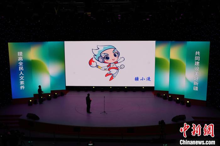 活動現(xiàn)場發(fā)布“2023新疆動漫節(jié)”的logo、吉祥物與宣傳口號?！±★w 攝