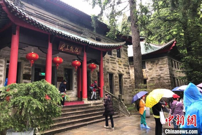 圖為在廬山抗戰(zhàn)博物館外，有不少等待參觀的游客。　吳鵬泉 攝