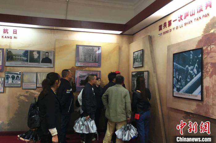 圖為游客在廬山抗戰(zhàn)博物館內(nèi)參觀。　吳鵬泉 攝