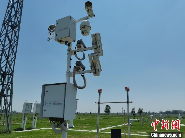 壽縣國家氣候觀象臺(tái)內(nèi)各種觀測(cè)設(shè)備?！侨?攝