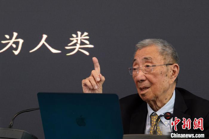 高能論壇上，丁肇中先生與現(xiàn)場(chǎng)聽眾交流?！?lt;a target='_blank' href='/'><p  align=