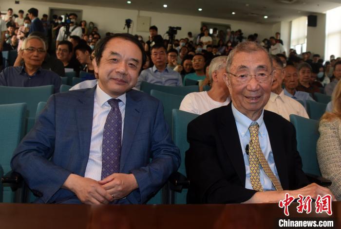 高能論壇開始前，丁肇中先生(右)與主持論壇的中科院高能所所長(zhǎng)王貽芳院士合影。　<a target='_blank' href='/'><p  align=