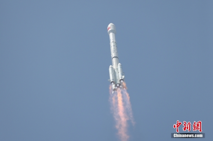 5月17日10時(shí)49分，我國在西昌衛(wèi)星發(fā)射中心用長(zhǎng)征三號(hào)乙運(yùn)載火箭，成功發(fā)射第五十六顆北斗導(dǎo)航衛(wèi)星。該衛(wèi)星屬地球靜止軌道衛(wèi)星，是我國北斗三號(hào)工程的首顆備份衛(wèi)星。入軌并完成在軌測(cè)試后，將接入北斗衛(wèi)星導(dǎo)航系統(tǒng)。此次發(fā)射是北斗三號(hào)工程高密度組網(wǎng)之后，時(shí)隔3年的首發(fā)任務(wù)。朱磊 攝