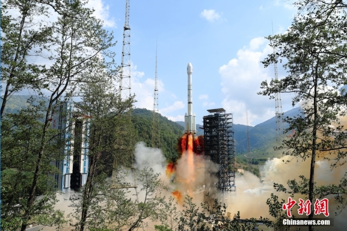 5月17日10時(shí)49分，我國在西昌衛(wèi)星發(fā)射中心用長(zhǎng)征三號(hào)乙運(yùn)載火箭，成功發(fā)射第五十六顆北斗導(dǎo)航衛(wèi)星。該衛(wèi)星屬地球靜止軌道衛(wèi)星，是我國北斗三號(hào)工程的首顆備份衛(wèi)星。入軌并完成在軌測(cè)試后，將接入北斗衛(wèi)星導(dǎo)航系統(tǒng)。此次發(fā)射是北斗三號(hào)工程高密度組網(wǎng)之后，時(shí)隔3年的首發(fā)任務(wù)。楊志遠(yuǎn) 攝