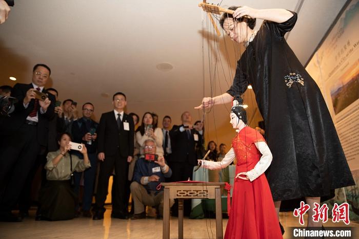 當(dāng)?shù)貢r(shí)間5月19日，中國(guó)常駐聯(lián)合國(guó)代表團(tuán)、中國(guó)文化和旅游部、泉州市人民政府在紐約聯(lián)合國(guó)總部聯(lián)合舉辦“茶和天下·雅集”主題展覽和招待會(huì)。圖為展覽表演泉州提線木偶寫(xiě)書(shū)法。 <a target='_blank' href='/' _fcksavedurl='/'><p  align=