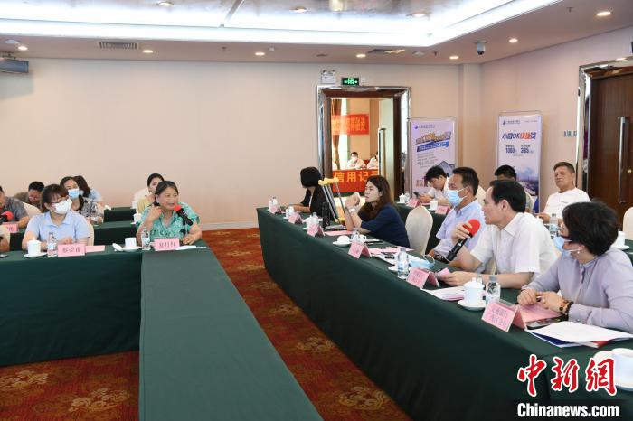 圖為中國銀行廣西分行代表在回應桂林歸義生態(tài)農業(yè)有限公司總經(jīng)理夏月紅的貸款需求?！∈Y雪林 攝