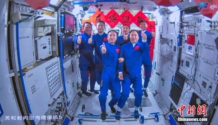 圖為神舟十五號(hào)航天員乘組與神舟十六號(hào)航天員乘組“全家?！薄Ｖ袊d人航天工程辦公室 供圖
