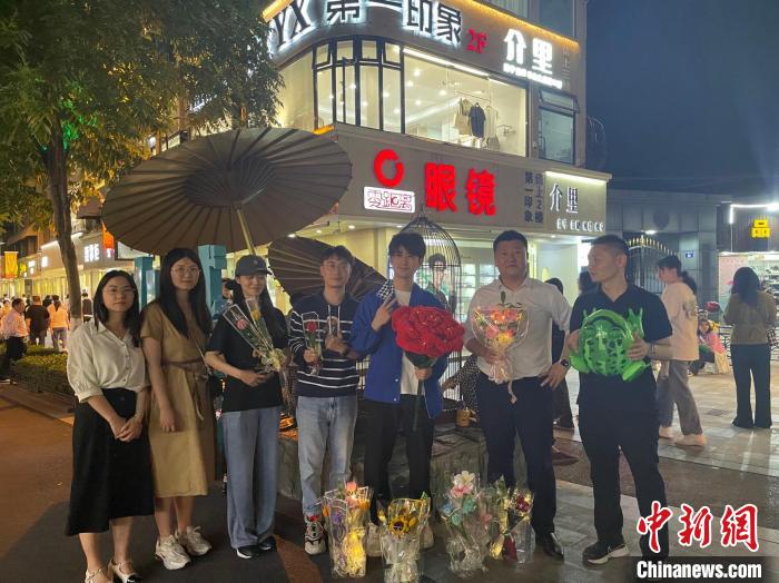 在東陽橫店，宣講團(tuán)導(dǎo)師、成員與橫店演員(右三)合影?！?東陽市融媒體中心 供圖