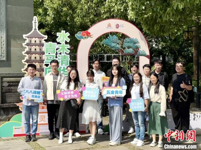宣講團(tuán)成員在永康市合影?！吴晫?攝