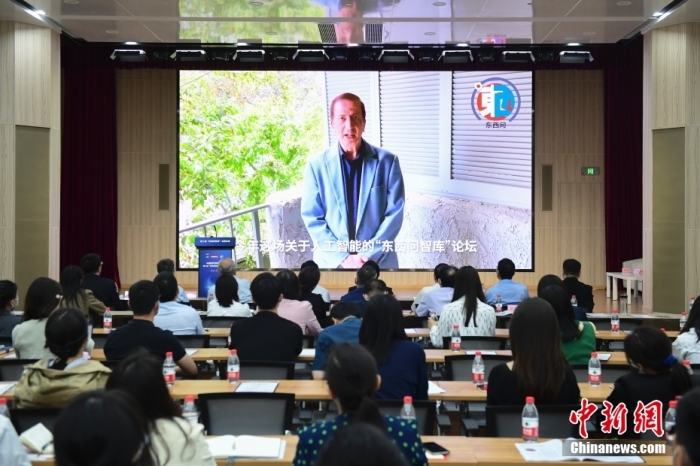 5月30日，<a target='_blank' href='/'>中新社</a>第二屆“東西問智庫”主題論壇在北京舉行，多位中外專家圍繞“AI革命與文明進化”展開討論。圖為美國加州理工學院電氣工程和計算機科學教授、人工智能專家亞瑟·阿布-穆斯塔法通過視頻在論壇上作主旨演講。<a target='_blank' href='/'>中新社</a>記者 田雨昊 攝