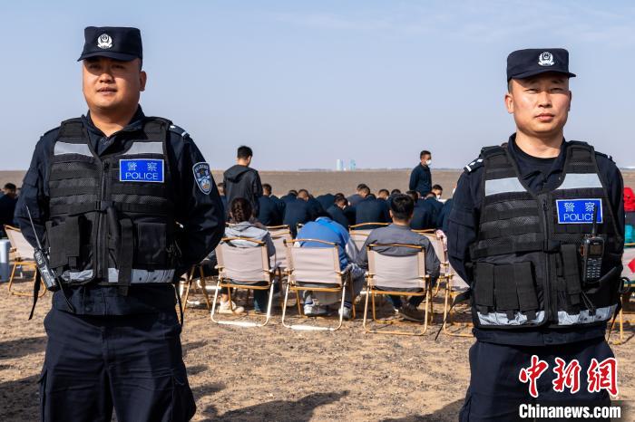 圖為承擔(dān)神舟十六號載人飛船安保任務(wù)的移民管理警察?！∨ｖ?攝