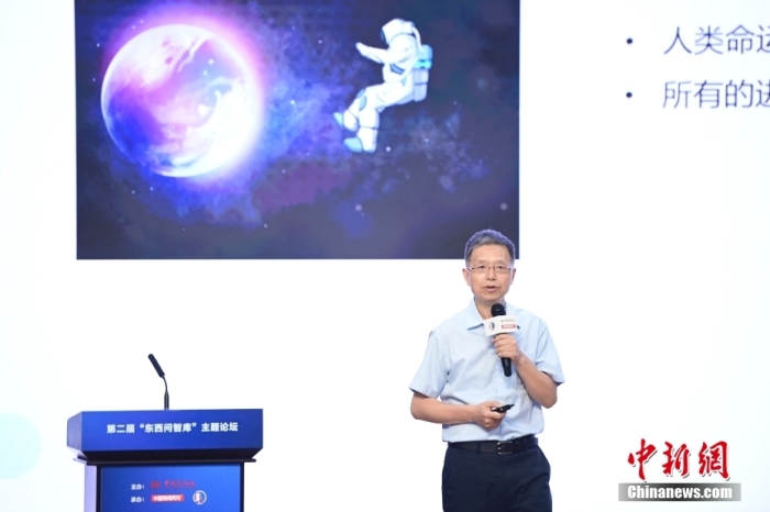 5月30日，<a target='_blank' href='/'>中新社</a>第二屆“東西問智庫”主題論壇在北京舉行，多位中外專家圍繞“AI革命與文明進(jìn)化”展開討論。圖為北京大學(xué)新聞與傳播學(xué)院教授胡泳在論壇上作主旨演講。<a target='_blank' href='/'>中新社</a>記者 田雨昊 攝