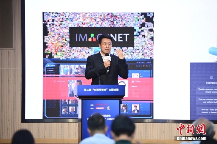 5月30日，<a target='_blank' href='/'>中新社</a>第二屆“東西問智庫”主題論壇在北京舉行，多位中外專家圍繞“AI革命與文明進(jìn)化”展開討論。圖為商湯智能產(chǎn)業(yè)研究院創(chuàng)始院長田豐在論壇上作主旨演講。<a target='_blank' href='/'>中新社</a>記者 田雨昊 攝