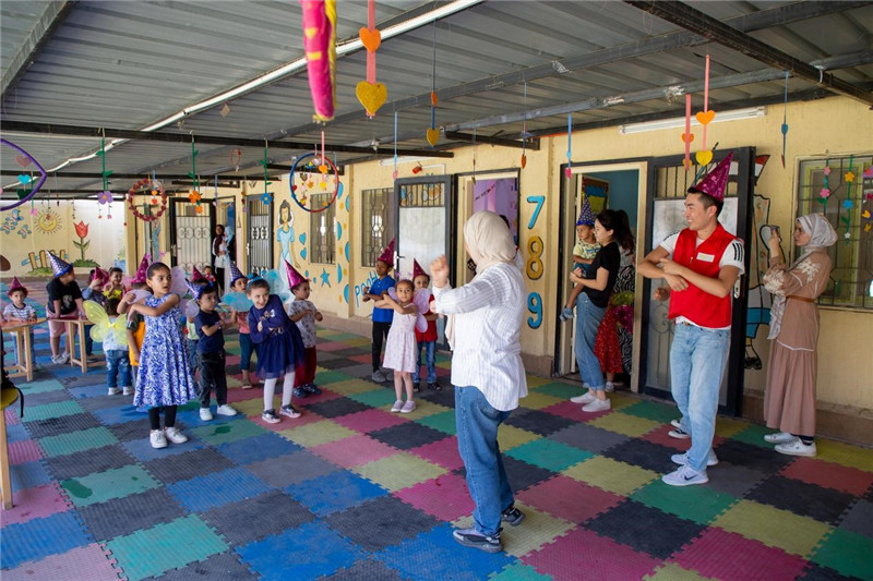 圖為中埃青年志愿者在埃及新開羅幼兒園開展“志愿服務(wù)伴成長，中埃攜手慶六一”活動。中建埃及分公司供圖