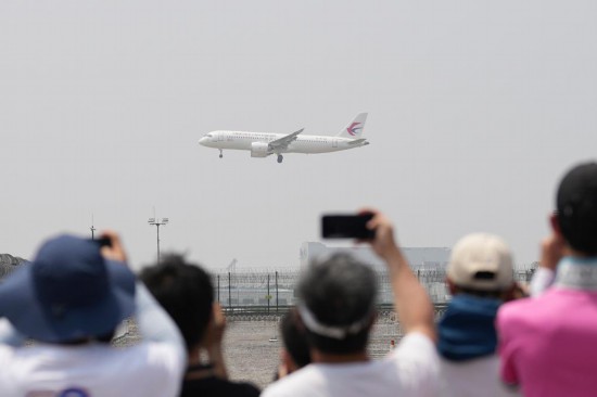 5月28日，C919首個(gè)商業(yè)航班東航MU9191飛抵北京首都國(guó)際機(jī)場(chǎng)。新華社記者鞠煥宗攝