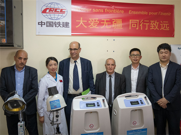 中國鐵建阿爾及利亞公司向當?shù)蒯t(yī)院捐贈醫(yī)療物資。鐵建國際供圖
