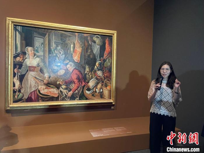 當?shù)貢r間6月1日，韓國國立中央博物館講解員在向游客講解畫作。　萬佳欣 攝