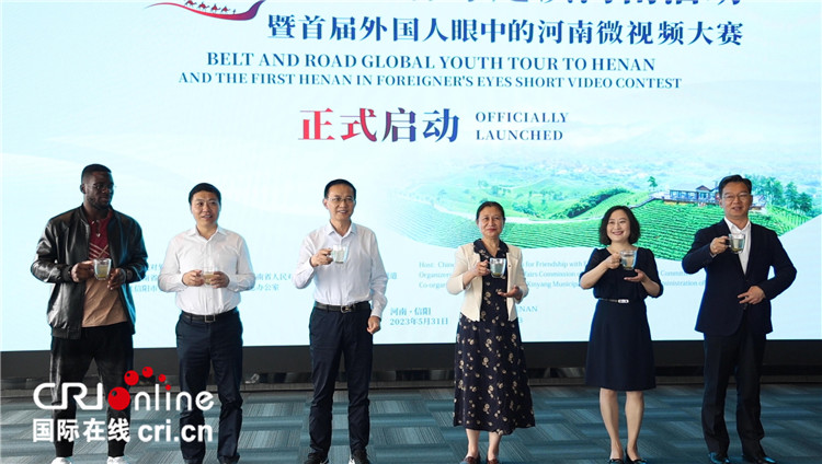 與會(huì)嘉賓共同舉杯啟動(dòng)活動(dòng)。賈親親 攝