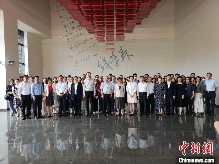 上海僑界人士參觀上海交通大學(xué)錢學(xué)森圖書館?！》队畋?攝