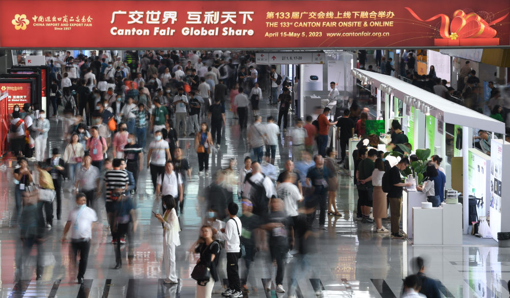 這是4月15日拍攝的廣交會現(xiàn)場。第133屆中國進出口商品交易會（廣交會）全面恢復線下展，吸引220多個國家和地區(qū)的數十萬采購商報名參會。新華社記者 鄧華 攝