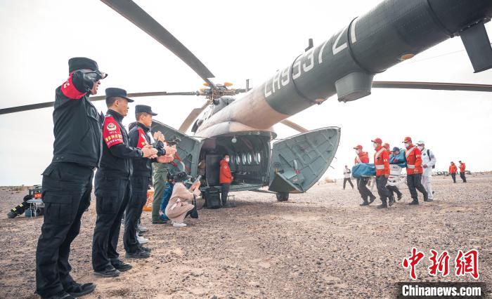 圖為阿拉善邊境管理支隊(duì)民警目送航天員登機(jī)離開?！缇?攝