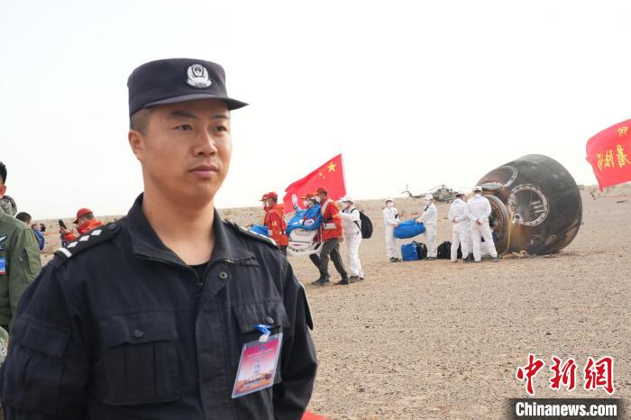 圖為阿拉善邊境管理支隊(duì)民警在著陸場開展安保工作?！埥?攝