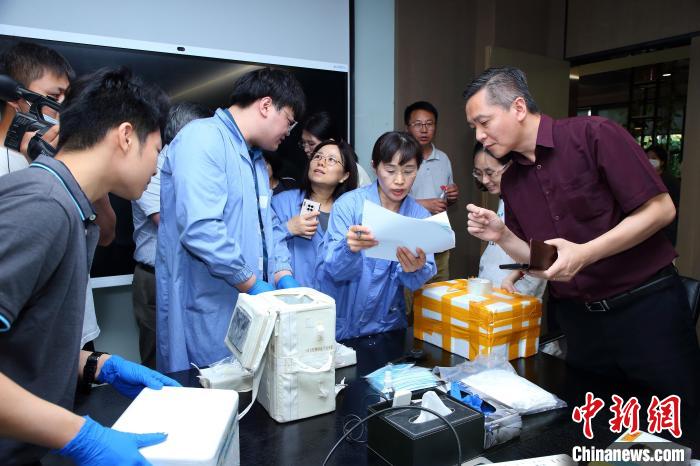 科研人員清點、查看隨神舟十五號返回地面的空間科學實驗樣品。　中科院空間應用中心 供圖
