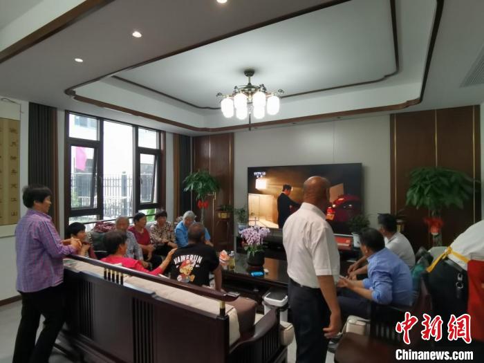 親友們集中在費俊龍家中觀看返程的視頻?！＄娚?攝
