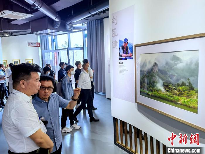 海峽兩岸藝術(shù)家畫展上，藝術(shù)家進(jìn)行藝術(shù)交流。　付敬懿 攝