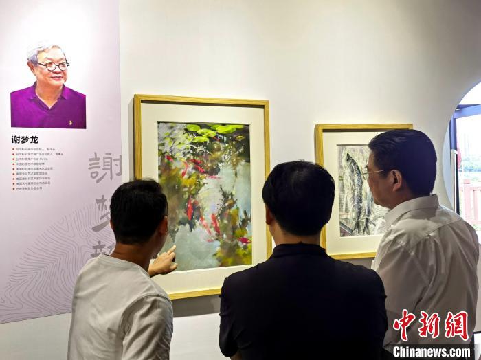 “求同存藝——海峽兩岸藝術(shù)家畫展”展出百余幅兩岸藝術(shù)家畫作?！「毒窜?攝