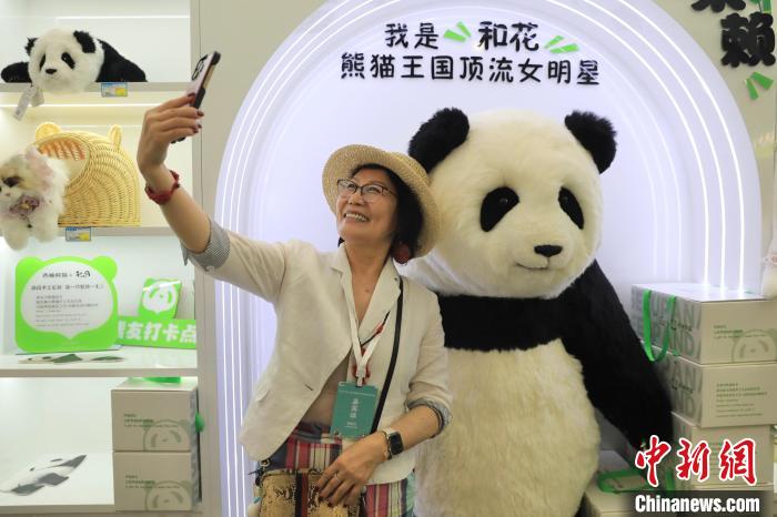 美國華視總裁楊蓮花與大熊貓文創(chuàng)產(chǎn)品合影?！⊥趵?攝